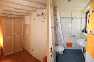 Die schnuckelige Ferienwohnung bietet Stauraum und verfügt über ein Bad mit Duschwanne. The holiday apartment comes with storage space and a bathroom with shower tub.