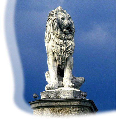 Die majestätisch über dem Hafen thronende Löwenstatue. / The majestic lion statue towering over the harbour.