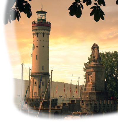 Die Wahrzeichen Lindaus - Löwe und Leuchtturm im historischen Lindauer Hafen. / Lindau's landmarks - lion and lighthouse in the historic Lindau harbour.